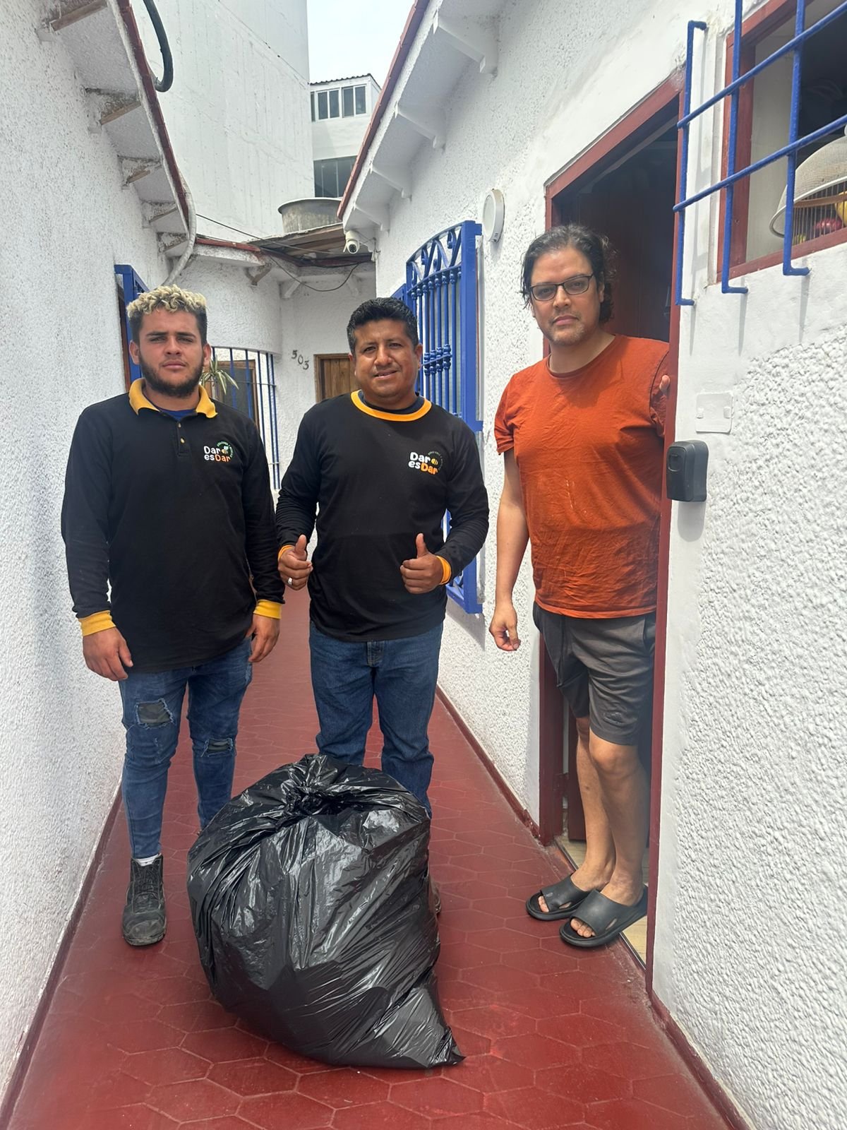 Un estudiante usa una laptop donada para estudiar en casa