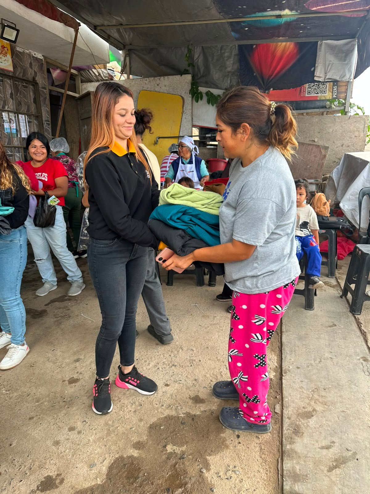 Entrega de abrigo a una vecina