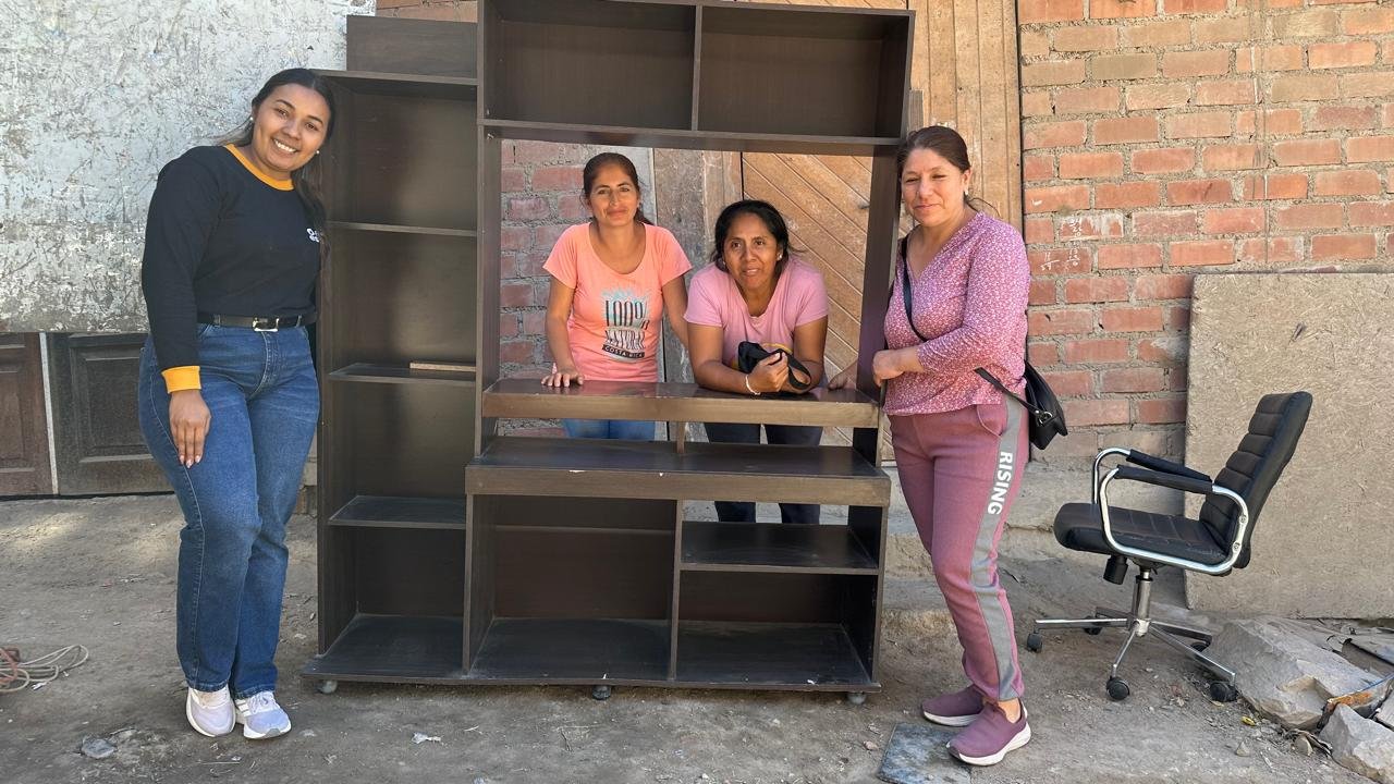 Sofá donado listo para una nueva familia