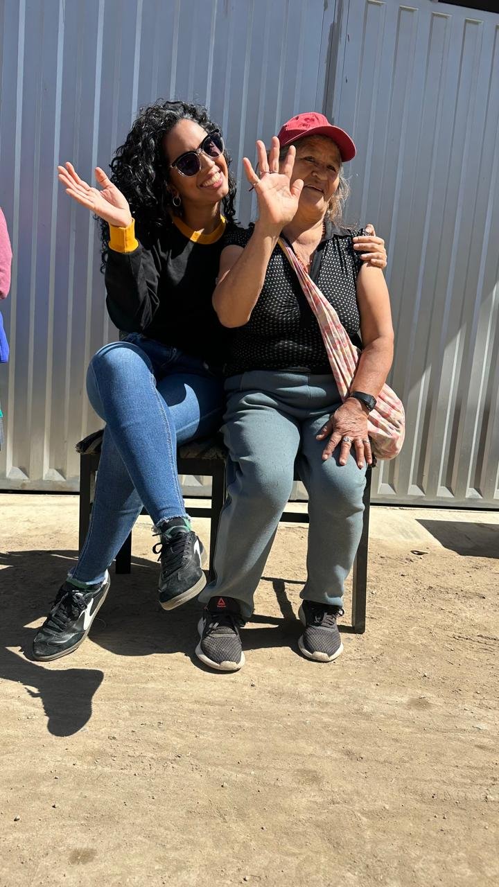Voluntaria de Dar es Dar acompaña a una persona adulta mayor